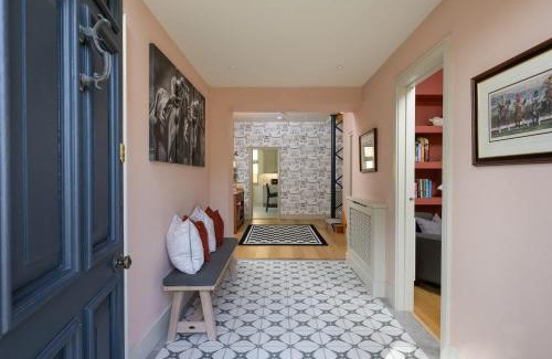 Cheltenham House | Luxurious Home in Cheltenham Private Parking