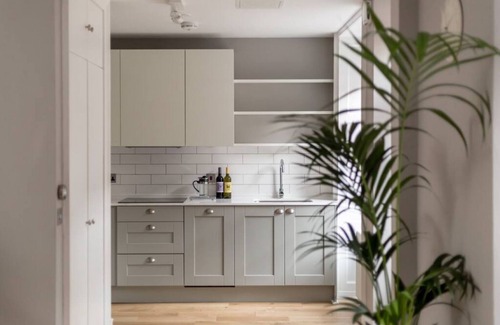 West End Apartment | Luxurious Home near Haymarket Station
