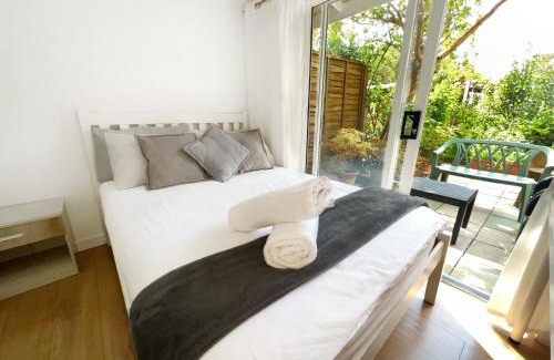 East Ham South House | Luxurious House near Excel- Air Conditioning, 9 Beds, 2 Baths, Garden, fast WiFi