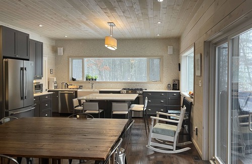 Trent Lakes House | Luxurious lake house, sunset views and Muskoka room