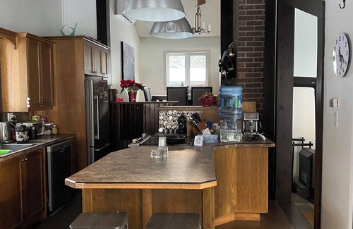 Nipissing Cottage | Luxurious Lake House with Hot Tub - Come and Enjoy and Unwind by Lake Nipissing!