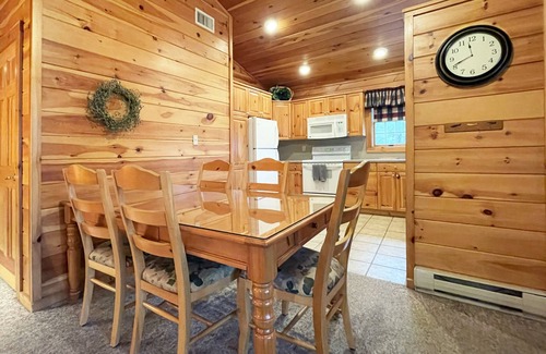 Reeders Cabin | Luxurious Lake View Log Cabin with Fire Pit in the Poconos