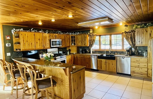 Lakeville Bed & Breakfast | Luxurious Lakefront Home