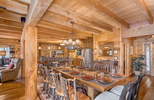 Wilkesboro Cabin | Luxurious Log Cabin on Kerr Scott Lake