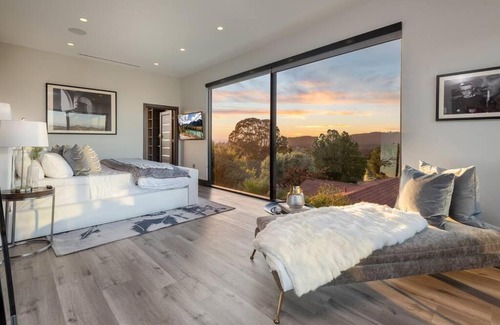 Tarzana House | Luxurious Mansion Exquisite 6BR Home with Pool!