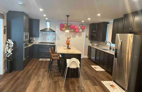 Hamilton House | Luxurious modern 4 season cottage on Lake Erie with hot tub