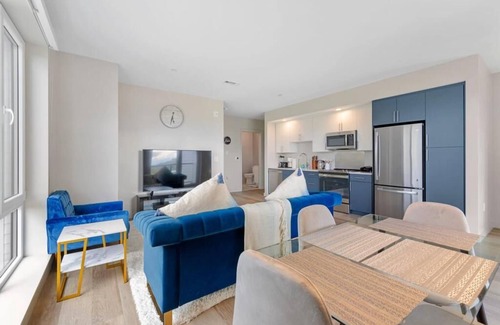Watertown Apartment | Luxurious&modern with balcony on the charles River