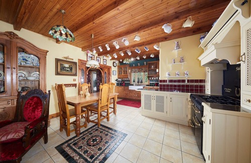 Ennis Cabin | Luxurious old World Rural Lodge on a Horse Farm in a Beautiful Scenic Setting