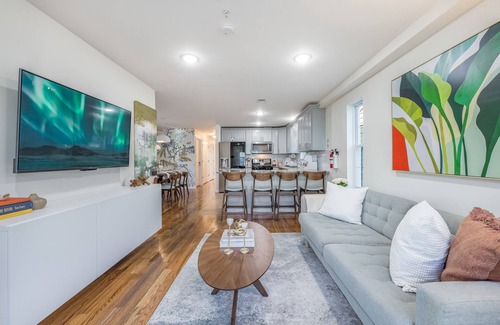 Newark Apartment | Luxurious, professionally styled 3BR/2BTH w/Free Parking, near Rutgers University & Quick NYC Access