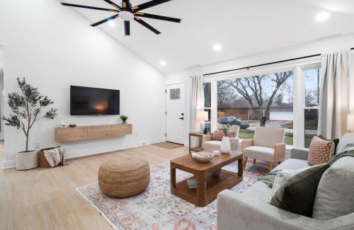 Cuyahoga County House | Luxurious Retreat with Sauna and Modern Design