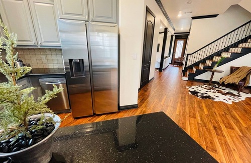 Rogers House | Luxurious Remodeled 2BR/3BED Bentonville NWA/Walmart HO Area
