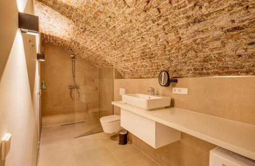 Utrecht City Center House | Luxurious renovated apartment in Utrecht City center with view on the old canal