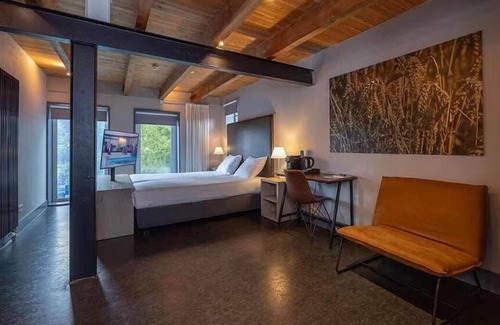 Coevorden Hotel | Luxurious Room in Historical Estate – Near Plopsa Indoor Coevorden