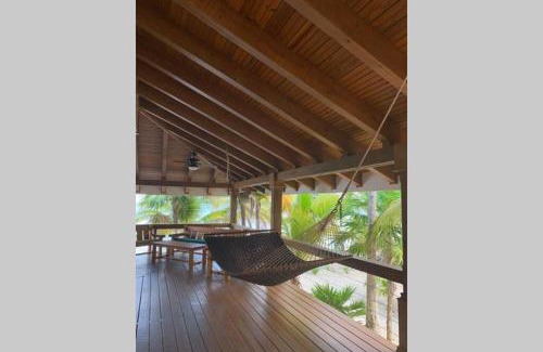 Cayos Cochinos House | Luxurious Round Cay