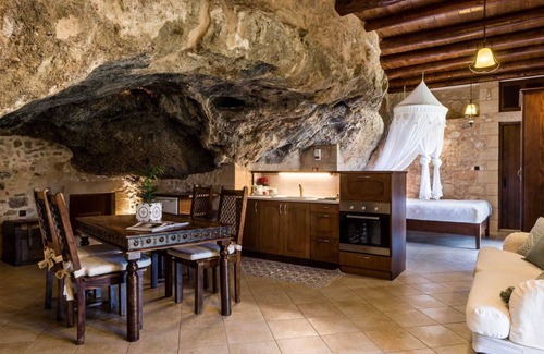 Kaliviani Apartment | Luxurious stone cave with pool and sea view