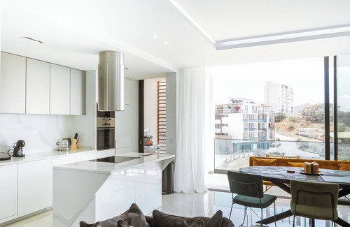 Mindelo Apartment | Luxurious three-room apartment fully equipped with sea and beach view.