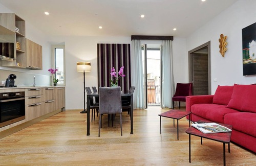Rione XVI Ludovisi Apartment | Luxurious three-roomed apartment with balcony on the corner of Via Veneto