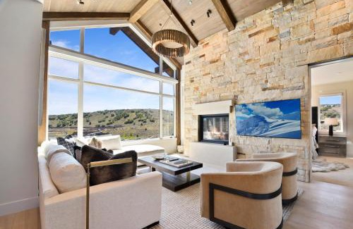 Tuhaye House | Luxurious Tuhaye Home with Modern Interior, Mountain Views