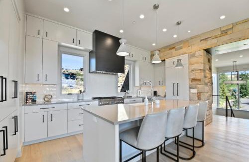 Tuhaye House | Luxurious Tuhaye Home with Modern Interior, Mountain Views