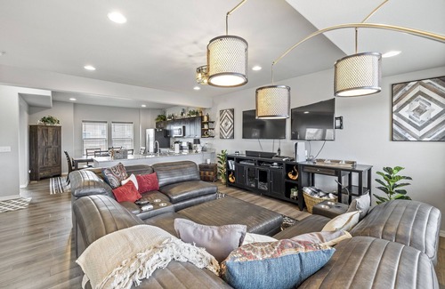 Rustic Hills House | Luxurious Upscale Home