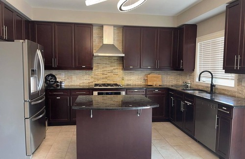 Durham Region Villa | Luxurious Villa: 1 hour to Toronto+3 Living Rooms+4 bedrooms+4 toilets+ Backyard