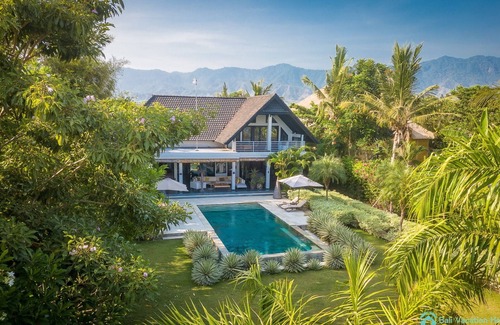 Kalisada Villa | Luxurious villa estate with 2 guesthouses and 3 private swimming pools!