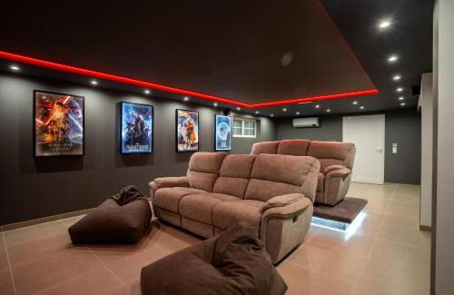 Quarteira Villa | Luxurious Villa - Pool, Hot Tub, Cinema and Golf