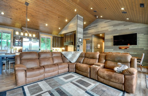 Ridgefield Cabin | Luxurious Waterfront Retreat w/Private Pond!