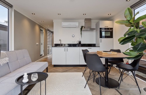 Zeewolde Boat Rental | Luxurious waterloft near beach and restaurants
