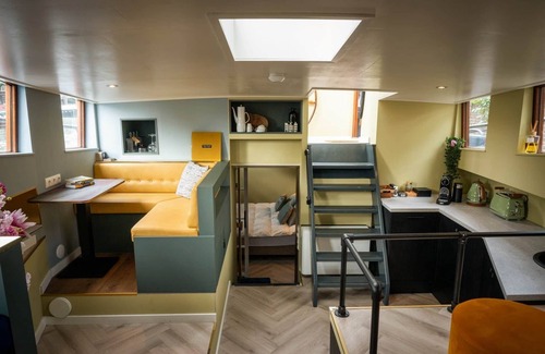 Amsterdam City Centre Boat Rental | Luxurious wellness houseboat - Captains Cabin