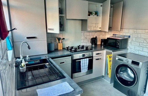 Wolverhampton House | Luxurious Wolverhampton Retreat with 4 Bedrooms