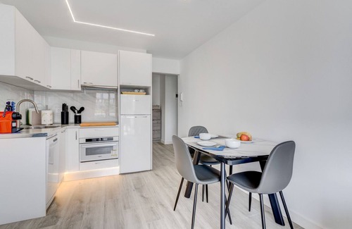 Los Cristianos Apartment | luxuriously renovated 2 bedroom, 2 bathroom, hugh terrace, heated pool and WIFI