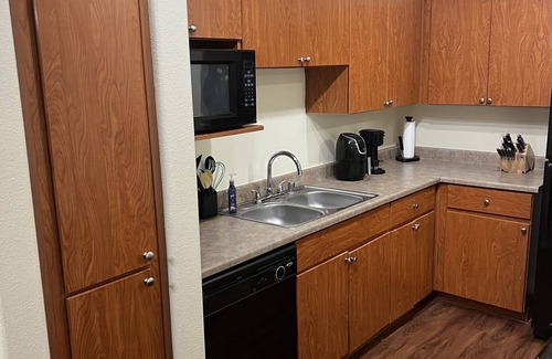 Phoenix Condo | Luxury 1 Bed Condo. 11 miles away from spring training. Walk to bars restaurants