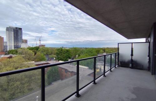 Woodbine - Lumsden Apartment | Luxury 1BR& Den Minutes to Transit & Danforth