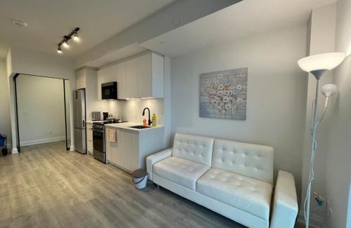 Woodbine - Lumsden Apartment | Luxury 1BR& Den Minutes to Transit & Danforth