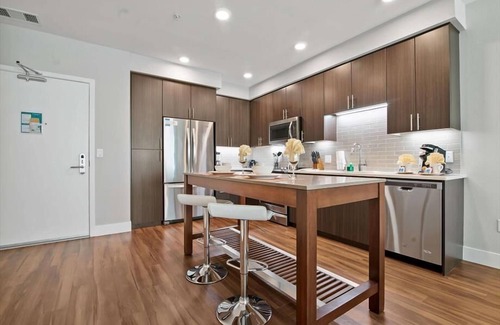 Shoreline West Apartment | Luxury 1BR | Free Parking & WiFi | Outdoor Pool & Terrace