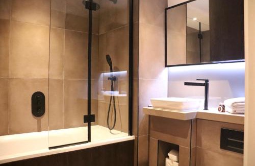Vauxhall Apartment | Luxury 2 Bed Apartment Vauxhall, Balcony, Sleeps 4, Central London - Open for Business stays, Long Stays, Families Relocating