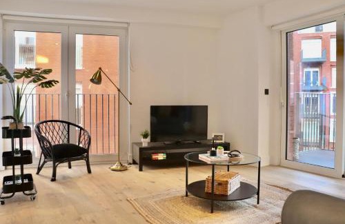 Vauxhall Apartment | Luxury 2 Bed Apartment Vauxhall, Balcony, Sleeps 4, Central London - Open for Business stays, Long Stays, Families Relocating
