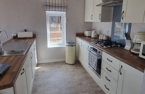 Arnold Cabin | Luxury 2-Bed Lodge in Routh, HotTub & Pet Friendly