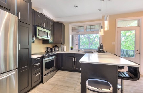 Cote-Des-Neiges—Notre-Dame-De-Grace Apartment | Luxury 2 bedroom/2 Bathrooms/2 balconies/hi-speed wifi/free parking
