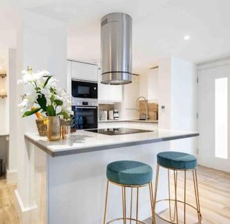 Snaresbrook Apartment | Luxury 2 Bedroom Apartment with Private Terrace & Parking - Wanstead, Escape London in London