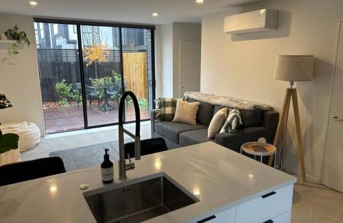 Saint Albans House | Luxury 2 Bedroom Hideout Near CBD,Merivale Mall