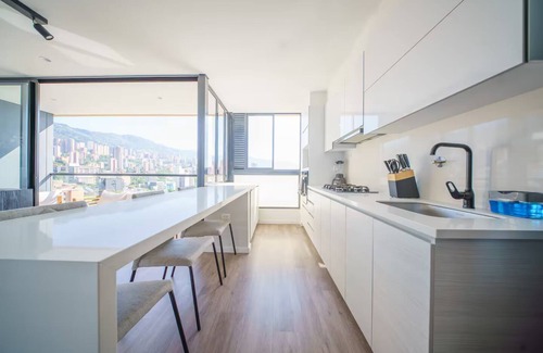 Lalinde Apartment | Luxury 2 Bedroom Highrise Apt: 5 Min from Provenza