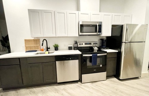 Elizabeth Apartment | Luxury 2 Bedroom Suite-near NYC, EWR, Prudential, NJPAC, American Dream, MetLife