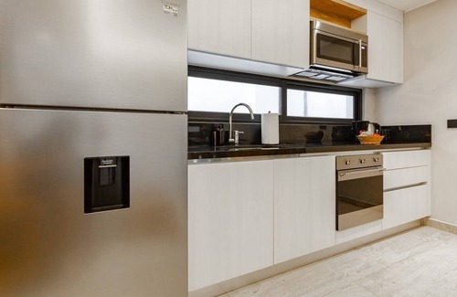 Tohoku Apartment | Luxury 2BD Condo 3 blk from 5th Ave W/PoolandParking