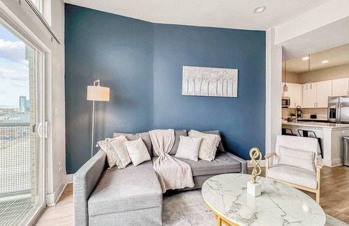 Deep Ellum Apartment | Luxury 2BD | DT Deep Ellum | 7 Beds | Free Parking
