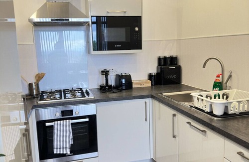 Dudley Apartment | Luxury 2bedrooms 2bathrooms and a kitchen
