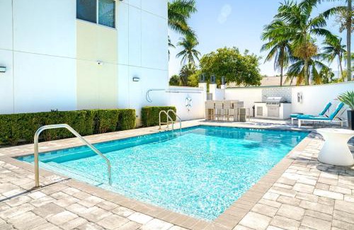 Boca Raton Apartment | Luxury - 2BR 2BA - Balcony - Right Across From the Beach