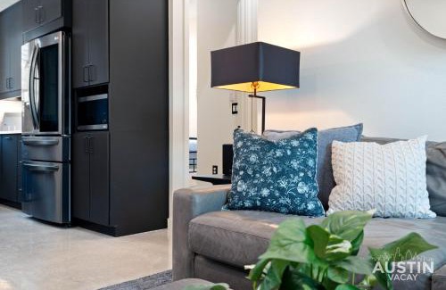 East MLK House | Luxury 2BR 2BA East Austin retreat w yard, deck and garage parking by Austin Vacay