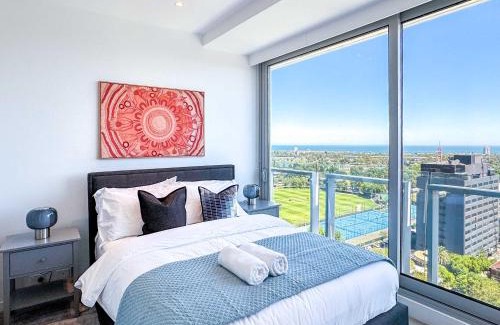 Melbourne Apartment | Luxury 2BR APT - Stunning Bay View CBD View LV16